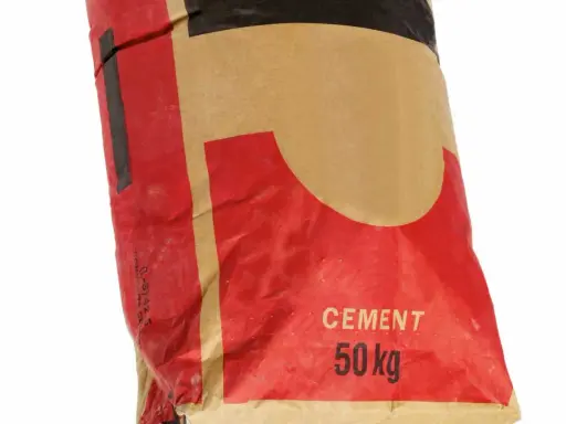 Sac de ciment de 50 kg, idéal pour tout type de ciment. Le sac est rouge et beige avec des inscriptions noires.