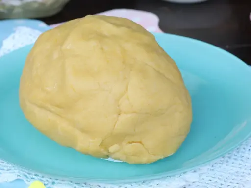 Impasto giallo, pronto per essere steso. È la pasta frolla per pastiera, un classico sal de riso.