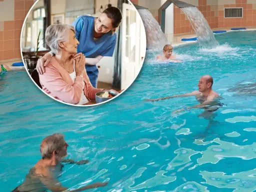 Rehabilitacja w basenie, gdzie dowiesz się, ile kosztuje pobyt w sanatorium na NFZ. Seniorzy korzystają z wodnych atrakcji.