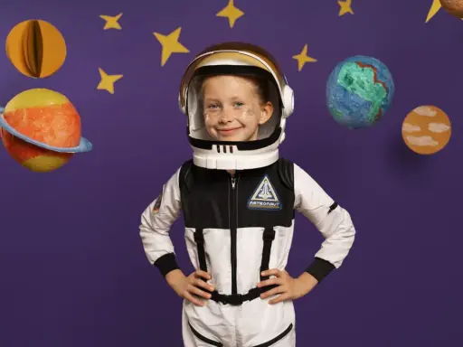 Dziecko w stroju astronauty, gotowe na kosmiczną przygodę. Inspiracja, jak zrobić strój kosmiczny dla dziecka.