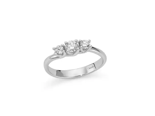 Anello trilogy con tre diamanti, simbolo di passato, presente e futuro. Il suo significato è profondo e duraturo.