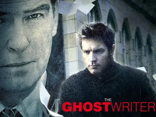 Ewan McGregor jako ghostwriter w deszczu, obok twarzy Pierce'a Brosnana. Tytuł filmu "The Ghostwriter".