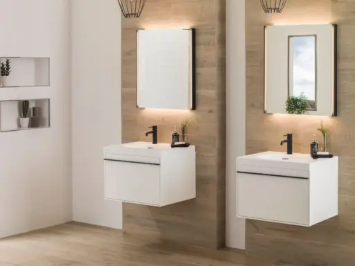 Modernos lavabos blancos flotantes con grifería negra, espejos iluminados y detalles en madera. ¡Ideas para baños elegantes!
