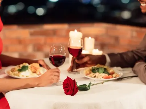 Romantyczna kolacja: Jak wybrać idealne miejsce? Porady eksperta