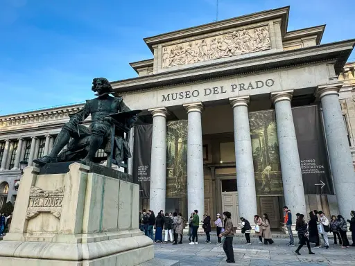 Pomnik Velázqueza przed Museo del Prado w Madrycie. Tłum turystów czeka na wejście do muzeum.