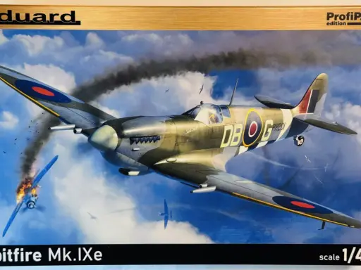 Ein Spitfire Flugzeug im Kampf, mit einem anderen Flugzeug im Hintergrund, das brennt. Eduard ProfiPACK Edition.