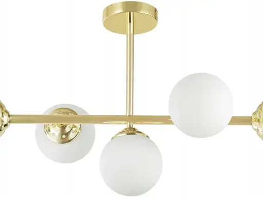Elegancka lampa kule srebrna z pięcioma mlecznymi kloszami na złotym stelażu.