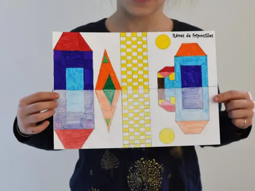 Une œuvre d'enfant illustrant la symétrie dans l'art, avec des formes géométriques colorées évoquant des maisons et des éléments abstraits, le tout dans un style ludique.