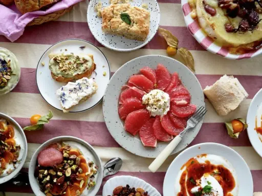 En lyxig frukost med yoghurt, frukt, avokadotoast och grapefrukt. En fest för ögat och magen!