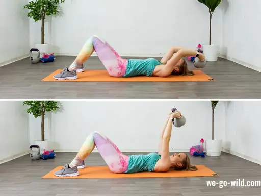 Frau trainiert Bauchmuskeln mit Kettlebell auf einer Matte.