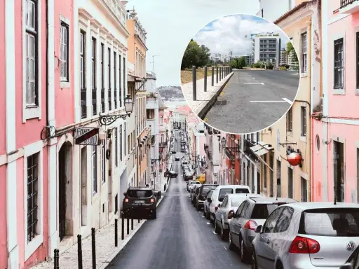 Bunte Häuser säumen eine steile Straße in Lissabon. Ein Kreis zeigt einen Parkplatz mit Markierungen, der eine Option für Parken Lissabon darstellt.