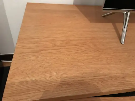 En slät yta av träfaner, redo att slipa för en perfekt finish.