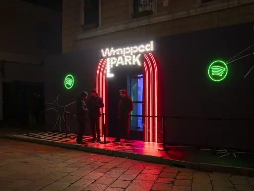 Ingresso neon per il Spotify Wrapped Park, con persone in attesa.