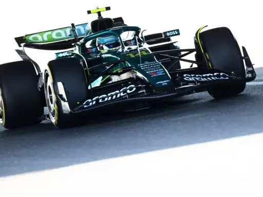 Un coche Aston Martin Honda verde compite en la pista, con el logo de Aramco en el alerón.
