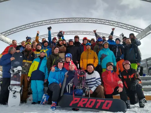 Der Berg ruft & Boarderline: Ihr Ski- & Snowboard-Experte in Berlin