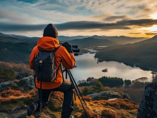 Fotograf uwiecznia piękne pejzaże z jeziorem i górami o zachodzie słońca.