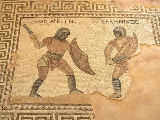 Antikes Mosaik zeigt zwei Gladiatoren im Kampf. Ein Gladiator mit Schild und Schwert, der andere mit einem Speer. Sie kämpfen, was ist ein Gladiator?