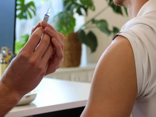En spruta med vaccin förbereds för en vaccination. Frågan om hepatit vaccin hur ofta är viktig för att upprätthålla skyddet.