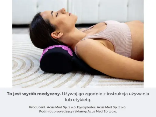 Kobieta leży na plecach z głową opartą na czarnym wałku z różowymi kolcami.