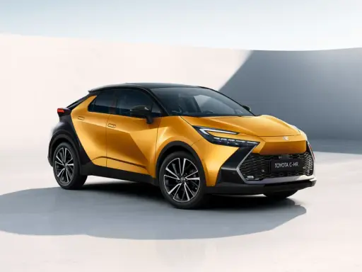Nowy Toyota C-HR w kolorze złotym, z czarnym dachem i felgami. Sprawdź atrakcyjną toyota chr cena.