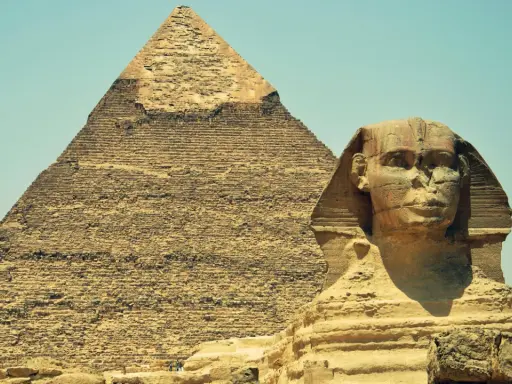 Die Große Sphinx von Gizeh und die Pyramide. Die Sphinx bedeutungsvoll, ein Wächter der Geheimnisse Ägyptens.