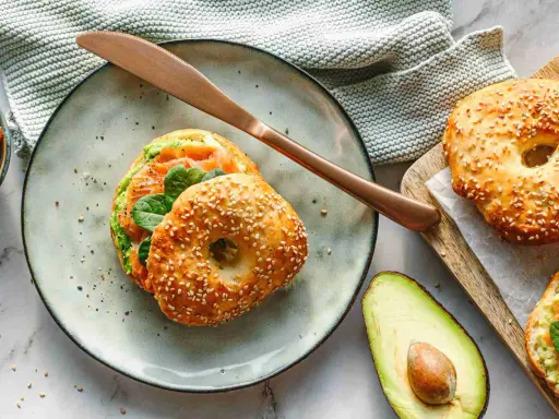 Ein leckeres Protein Bagel Rezept mit Lachs, Avocado und Spinat. Perfekt für ein gesundes Frühstück oder Mittagessen.