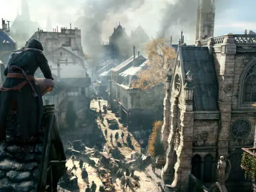 Postać w kapturze obserwuje z dachu zgiełk ulicy w Paryżu, gdzie rozgrywa się akcja gry AC Unity.