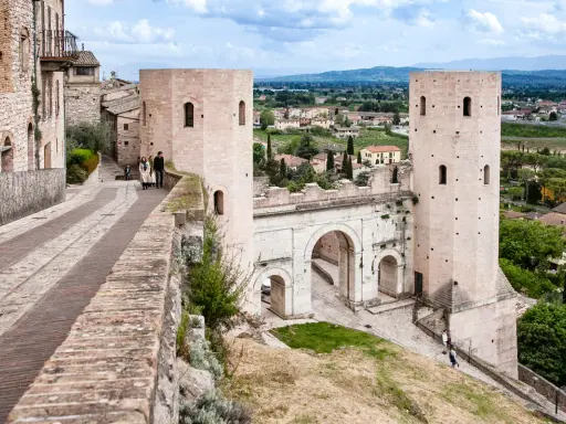 Porta Romana a Perugia, un'antica porta cittadina con torri medievali, perfetta per esplorare Perugia e dintorni in 3 giorni.
