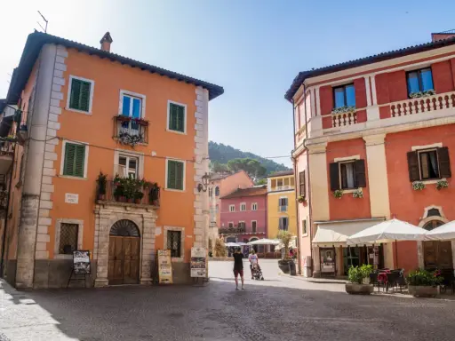Piazza Arduini a Tagliacozzo, con palazzi colorati e scorci suggestivi. Cosa vedere in questo borgo incantevole.