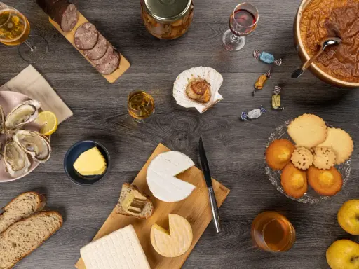 Dégustation normande : huîtres, fromages, charcuterie, pommes et une spécialité calvados.