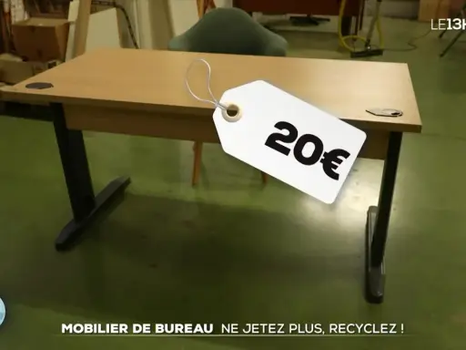 Bureau en bois avec étiquette "20€", promouvant le recyclage mobilier de bureau.