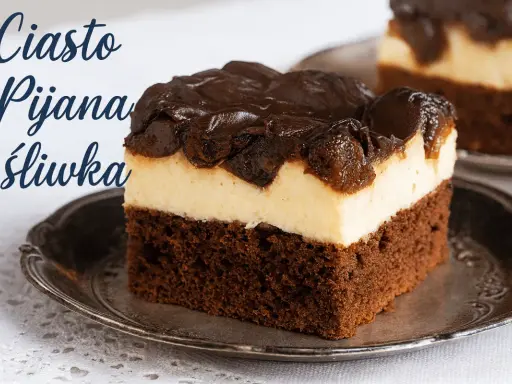 Pyszne ciasto pijana śliwka z kremową warstwą i polewą czekoladową.