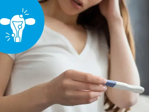 Kobieta z niepokojem patrzy na test ciążowy. Ikona symbolizuje problemy z płodnością, takie jak endometrioza a ciąża.
