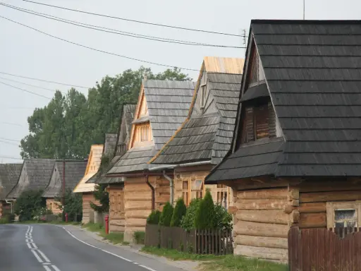 Drewniane domy w Chochołowie, z charakterystycznymi dachami krytymi gontem. Wspaniałe atrakcje Podhala, zachwycające tradycyjną architekturą.
