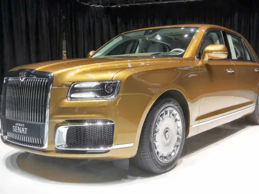 Goldener Aurus Senat S600, ein luxuriöses Fahrzeug, dessen Preis für Kenner von Interesse ist.