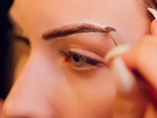 Henna rozjaśnia brwi? Mit! Skuteczne i bezpieczne metody