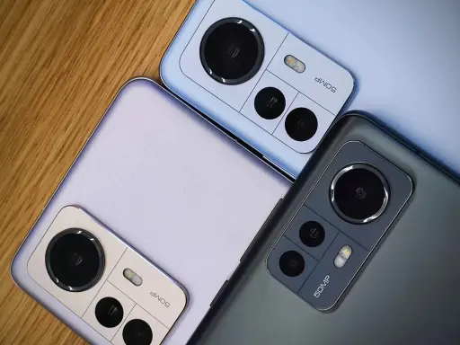 Trzy najnowsze Xiaomi w różnych kolorach, z widocznymi modułami aparatów 50MP.