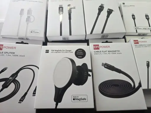 Akcesoria na Androida: ładowarka samochodowa MagSafe, kable USB-C i rozdzielacz mocy.