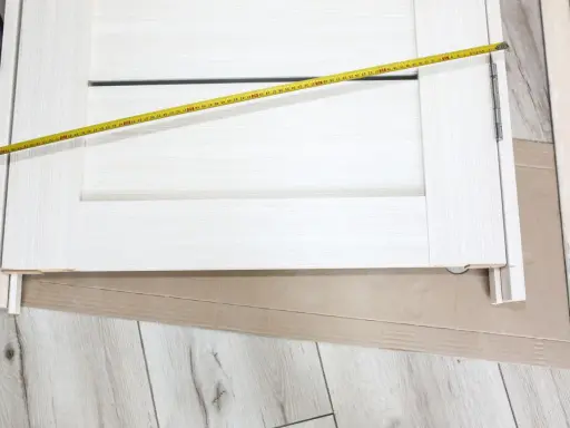 Mierzenie drzwi 80 cm z ościeżnicą stałą. Sprawdzanie, jaki otwór pod drzwi będzie odpowiedni.
