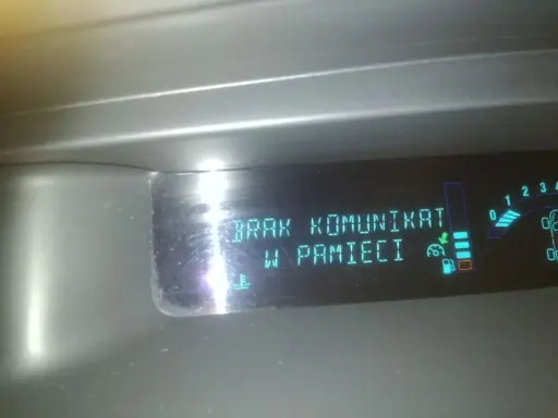 Wyświetlacz Renault pokazuje "BRAK KOMUNIKAT W PAMIĘCI", być może związany z błędem DTC P1525.