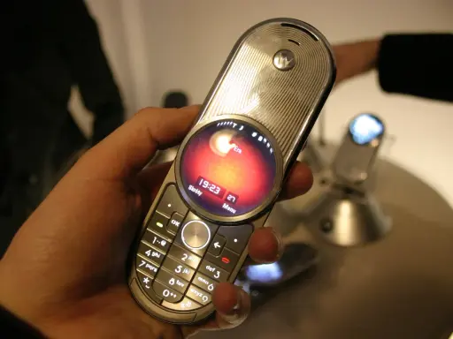 Motorola z USA, z charakterystycznym okrągłym ekranem i klawiaturą.