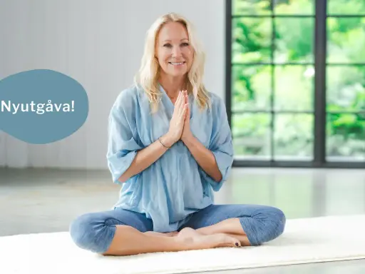 En kvinna sitter i meditationsställning med händerna i bön. Hon ler och ser lugn ut. En pratbubbla säger "Nyutgåva!". Perfekt för guidad meditation text.