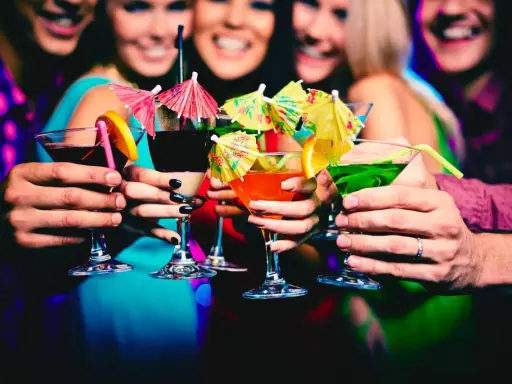 Brindisi con cocktail colorati, un assaggio della vivace **munich nightlife**.