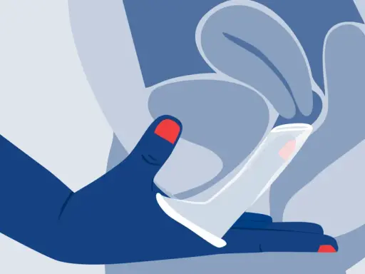 Ilustración de mano insertando un condón femenino. Explora los diversos tipos de condones femeninos para una protección segura.