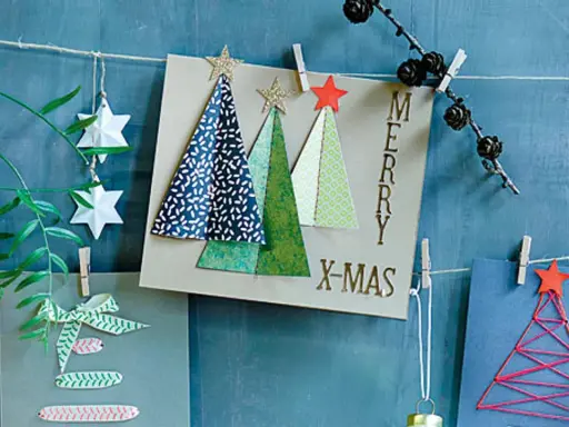 Selbstgebastelte Weihnachtskarten mit Bäumen, Sternen und Schriftzug "Merry X-Mas".