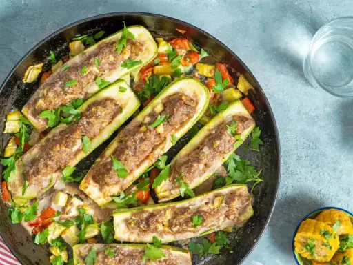 Zucchine tonde ripiene cotte in padella con verdure e prezzemolo fresco.