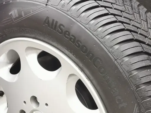 Opony wielosezonowe Continental AllSeasonContact na feldze aluminiowej. Gotowe na każdą pogodę, zapewniające bezpieczeństwo przez cały rok.