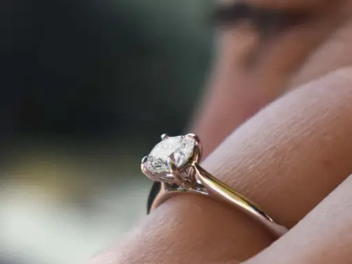 Un anello di fidanzamento con diamante solitario, un classico tra i tipi di anelli di fidanzamento, brilla su un dito.