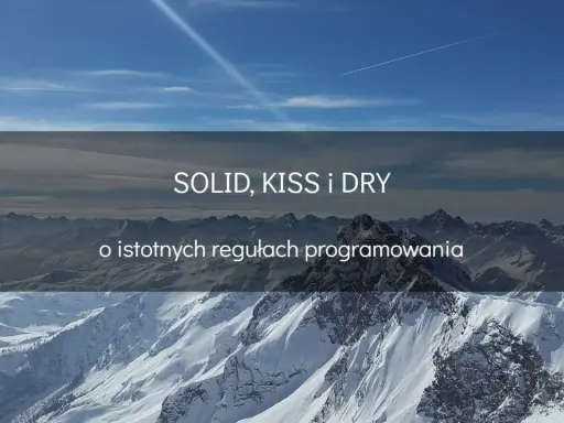Góry pokryte śniegiem, niebo z chmurami i smugami kondensacyjnymi. Tekst: SOLID, KISS i DRY o istotnych regułach programowania.