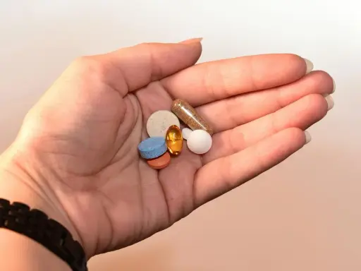Garść tabletek i kapsułek, które mogą być związane z leczeniem zespołu serotoninowego objawy.